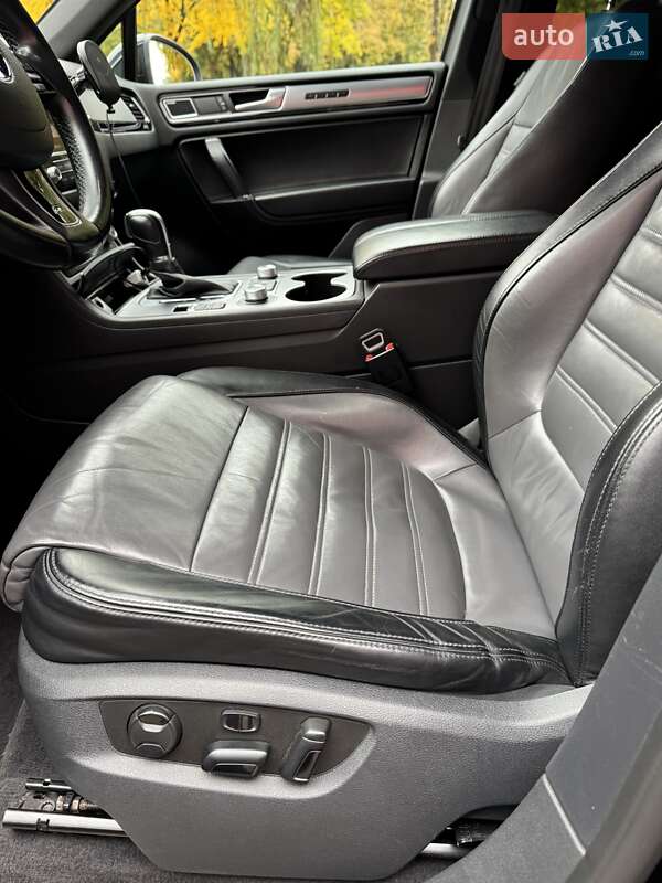 Внедорожник / Кроссовер Volkswagen Touareg 2015 в Ровно