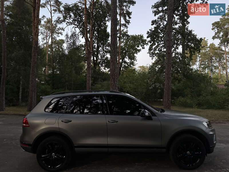 Позашляховик / Кросовер Volkswagen Touareg 2017 в Києві