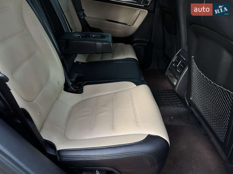 Позашляховик / Кросовер Volkswagen Touareg 2017 в Києві