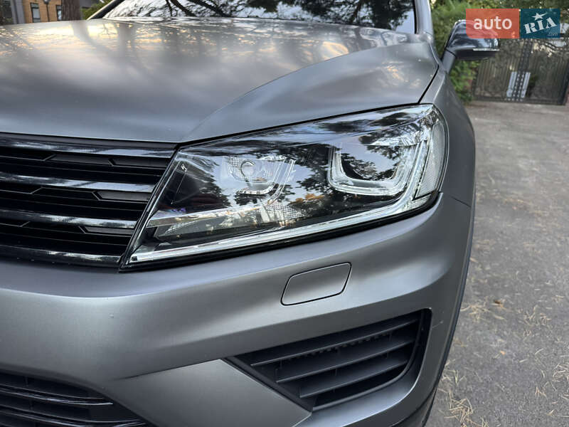 Позашляховик / Кросовер Volkswagen Touareg 2017 в Києві