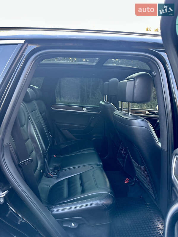 Внедорожник / Кроссовер Volkswagen Touareg 2011 в Черновцах