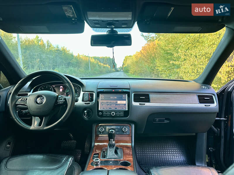 Внедорожник / Кроссовер Volkswagen Touareg 2011 в Черновцах
