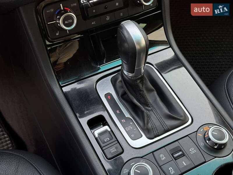 Внедорожник / Кроссовер Volkswagen Touareg 2014 в Мукачево