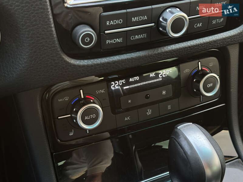 Внедорожник / Кроссовер Volkswagen Touareg 2014 в Мукачево