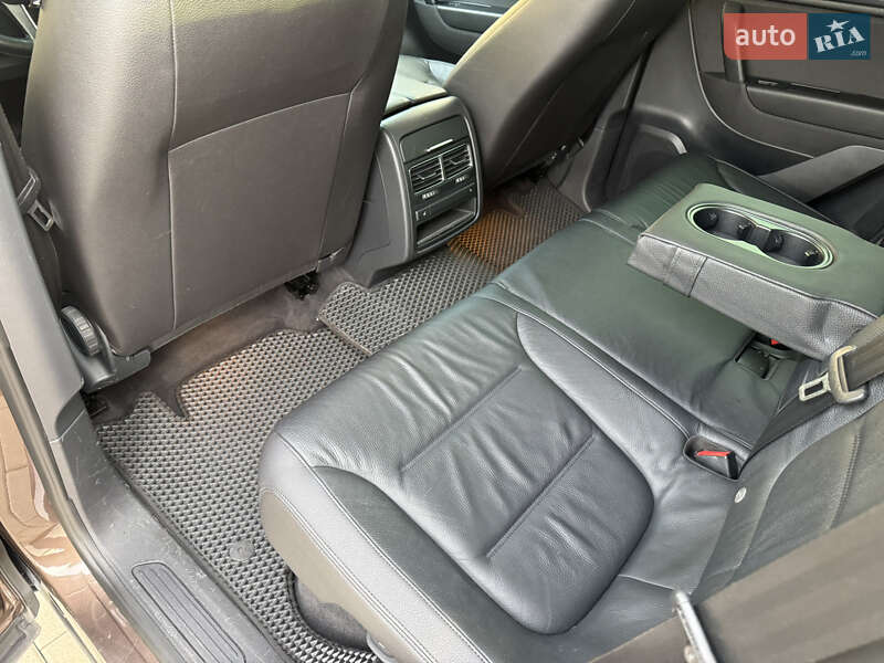 Внедорожник / Кроссовер Volkswagen Touareg 2014 в Мукачево