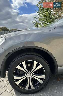 Внедорожник / Кроссовер Volkswagen Touareg 2015 в 
