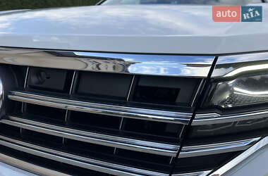 Внедорожник / Кроссовер Volkswagen Touareg 2019 в 