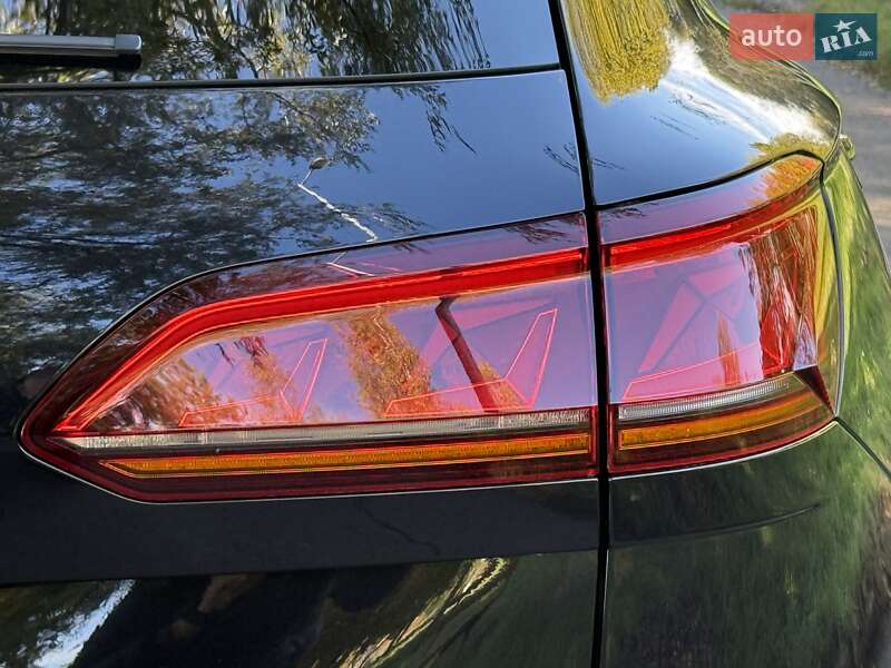 Позашляховик / Кросовер Volkswagen Touareg 2020 в Рівному