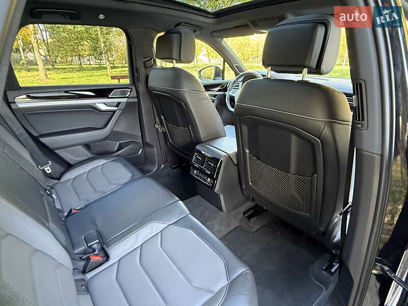 Позашляховик / Кросовер Volkswagen Touareg 2020 в Рівному