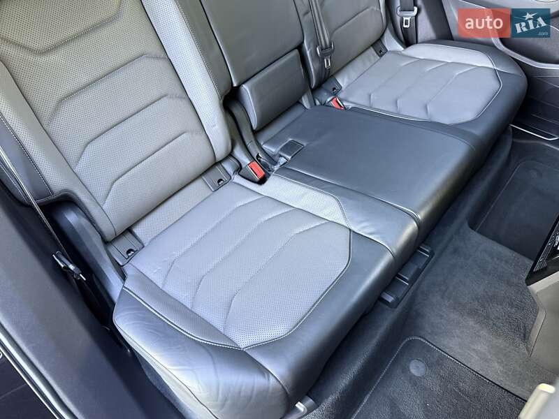 Позашляховик / Кросовер Volkswagen Touareg 2020 в Рівному