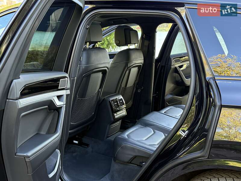 Позашляховик / Кросовер Volkswagen Touareg 2020 в Рівному