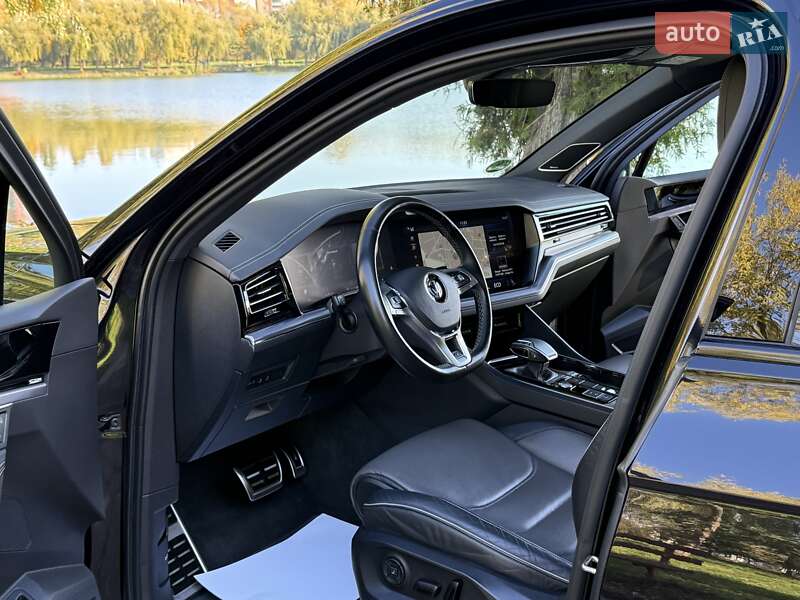Позашляховик / Кросовер Volkswagen Touareg 2020 в Рівному