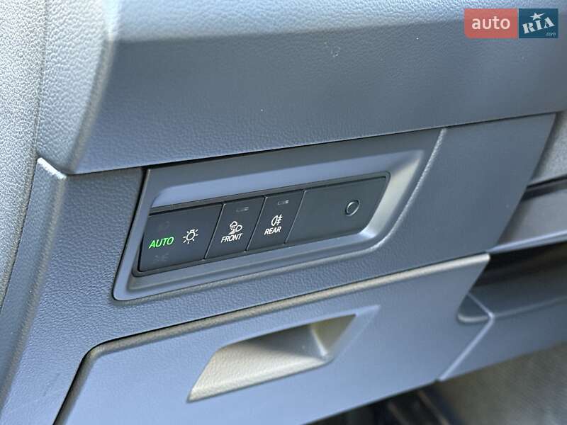 Позашляховик / Кросовер Volkswagen Touareg 2020 в Рівному