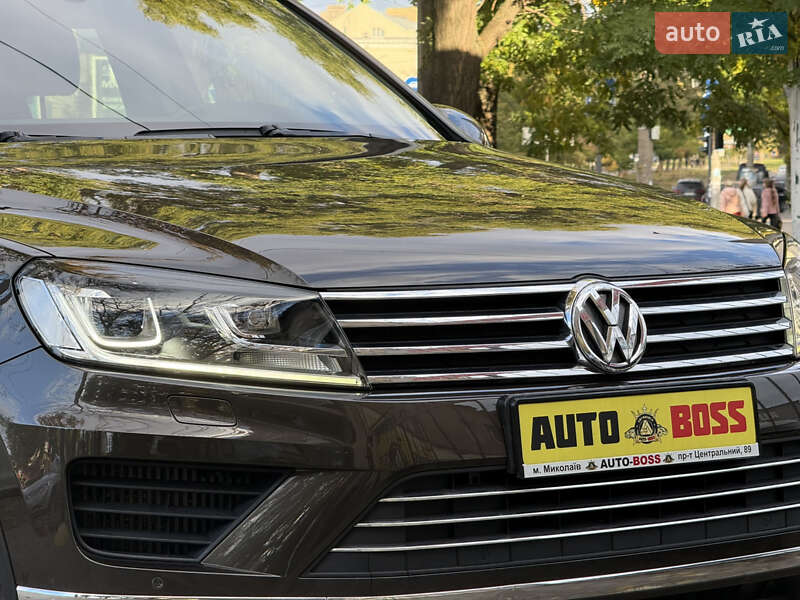 Внедорожник / Кроссовер Volkswagen Touareg 2016 в Николаеве