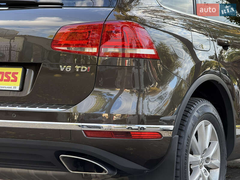 Внедорожник / Кроссовер Volkswagen Touareg 2016 в Николаеве