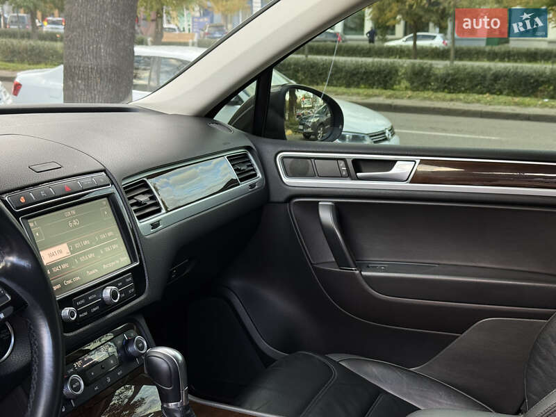 Внедорожник / Кроссовер Volkswagen Touareg 2016 в Николаеве