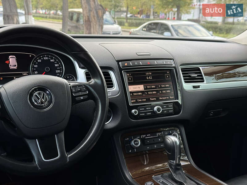 Внедорожник / Кроссовер Volkswagen Touareg 2016 в Николаеве