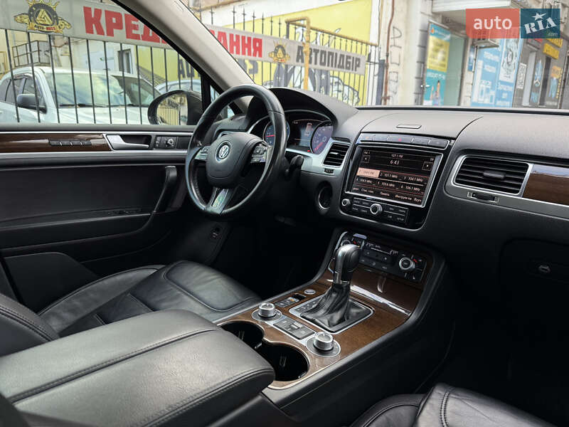 Внедорожник / Кроссовер Volkswagen Touareg 2016 в Николаеве