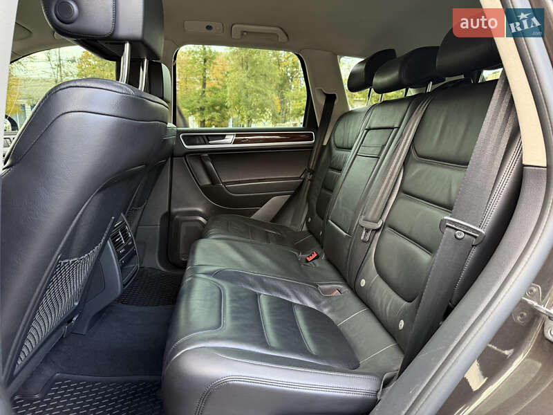 Внедорожник / Кроссовер Volkswagen Touareg 2016 в Николаеве
