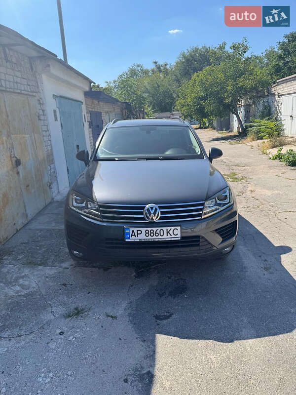 Позашляховик / Кросовер Volkswagen Touareg 2015 в Запоріжжі