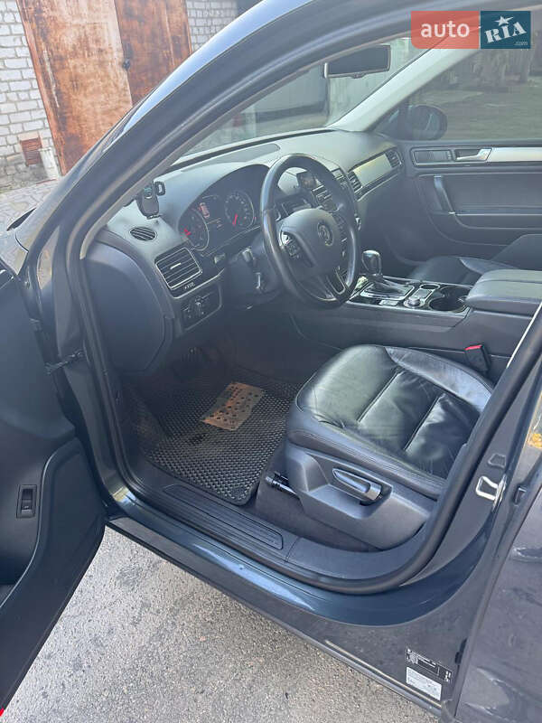 Позашляховик / Кросовер Volkswagen Touareg 2015 в Запоріжжі