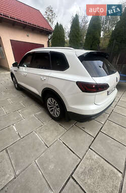 Внедорожник / Кроссовер Volkswagen Touareg 2019 в 