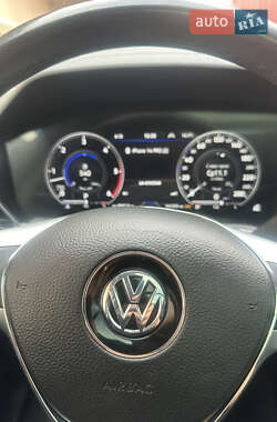 Внедорожник / Кроссовер Volkswagen Touareg 2019 в 