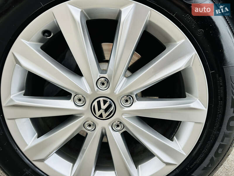 Внедорожник / Кроссовер Volkswagen Touareg 2015 в Грушево