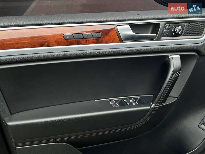 Позашляховик / Кросовер Volkswagen Touareg 2012 в Києві