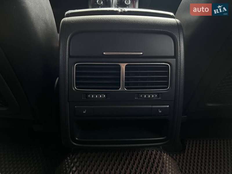 Позашляховик / Кросовер Volkswagen Touareg 2012 в Києві