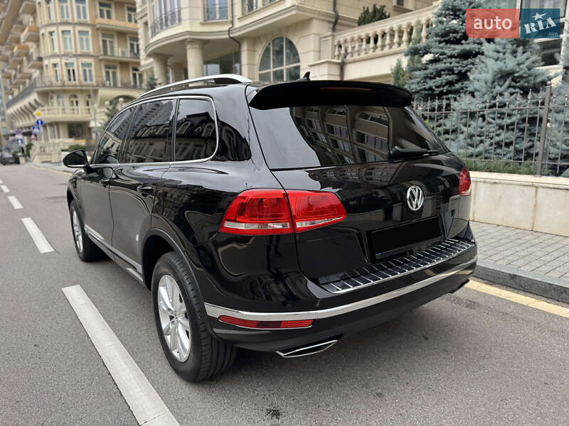 Позашляховик / Кросовер Volkswagen Touareg 2016 в Києві