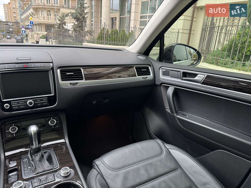Позашляховик / Кросовер Volkswagen Touareg 2016 в Києві