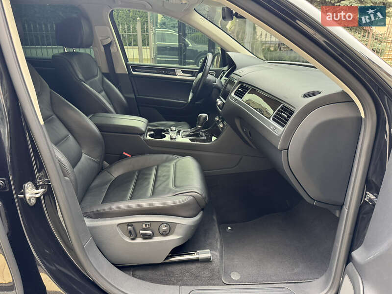 Позашляховик / Кросовер Volkswagen Touareg 2016 в Києві