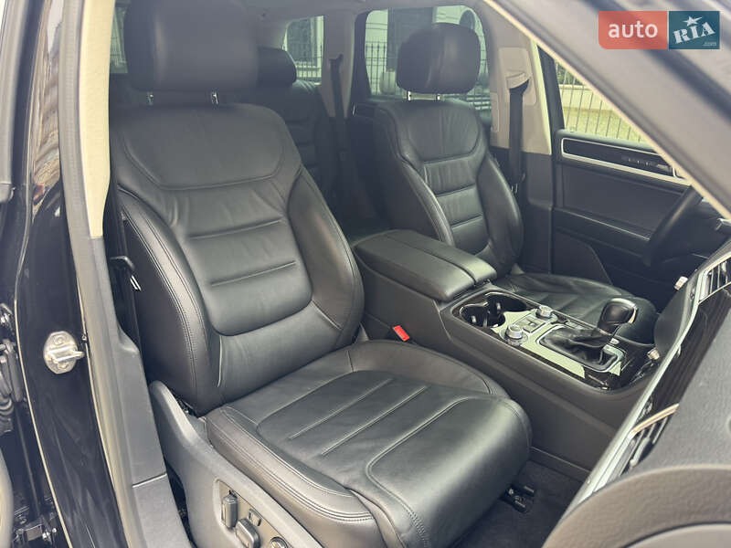 Позашляховик / Кросовер Volkswagen Touareg 2016 в Києві