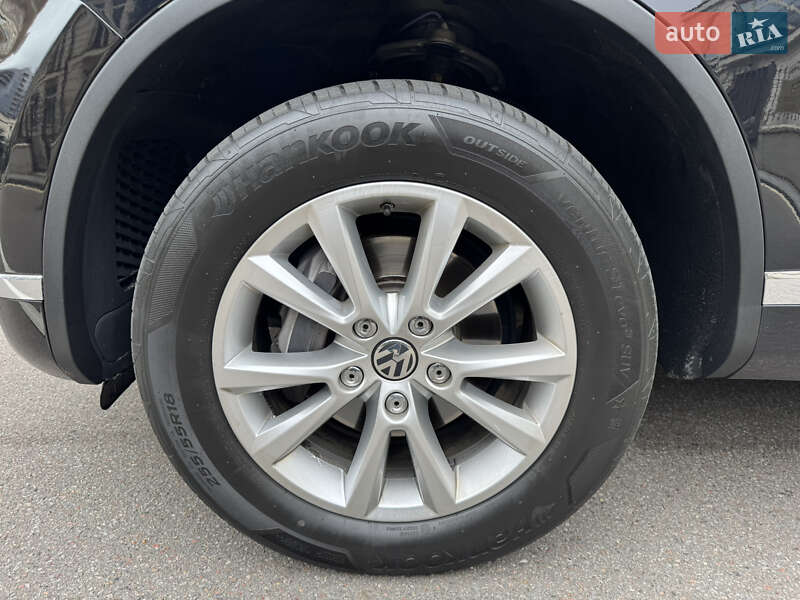 Позашляховик / Кросовер Volkswagen Touareg 2016 в Києві