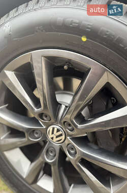 Позашляховик / Кросовер Volkswagen Touareg 2012 в 