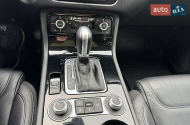 Внедорожник / Кроссовер Volkswagen Touareg 2015 в 