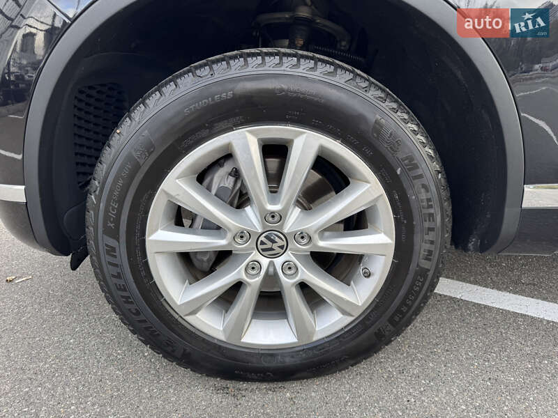 Позашляховик / Кросовер Volkswagen Touareg 2016 в Києві