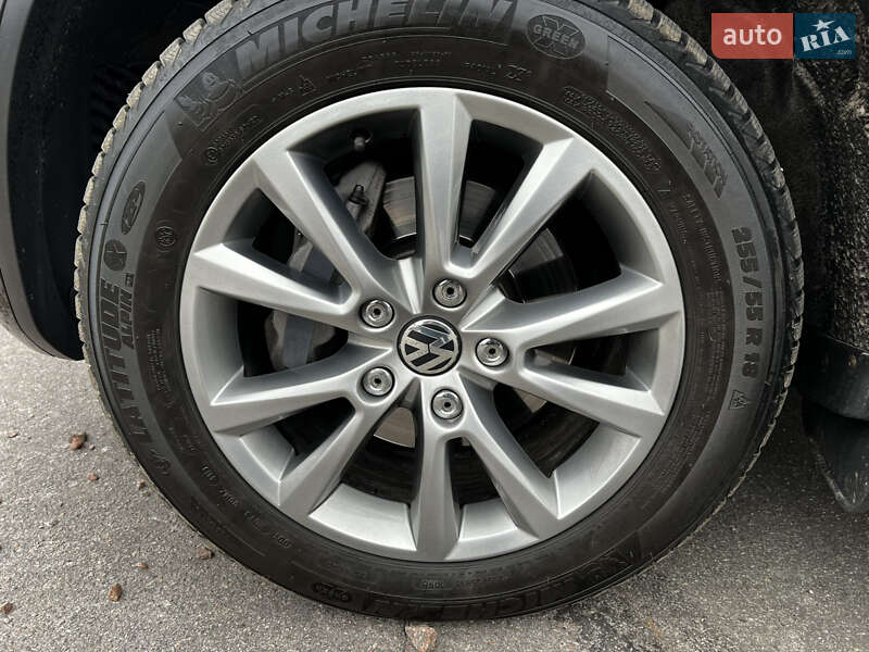 Позашляховик / Кросовер Volkswagen Touareg 2013 в Сумах