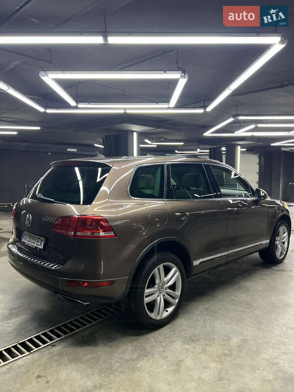 Внедорожник / Кроссовер Volkswagen Touareg 2012 в Харькове