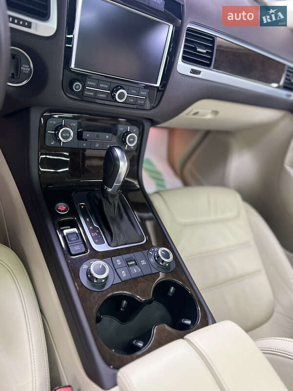 Внедорожник / Кроссовер Volkswagen Touareg 2012 в Харькове