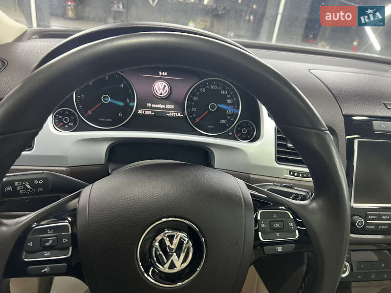 Внедорожник / Кроссовер Volkswagen Touareg 2012 в Харькове