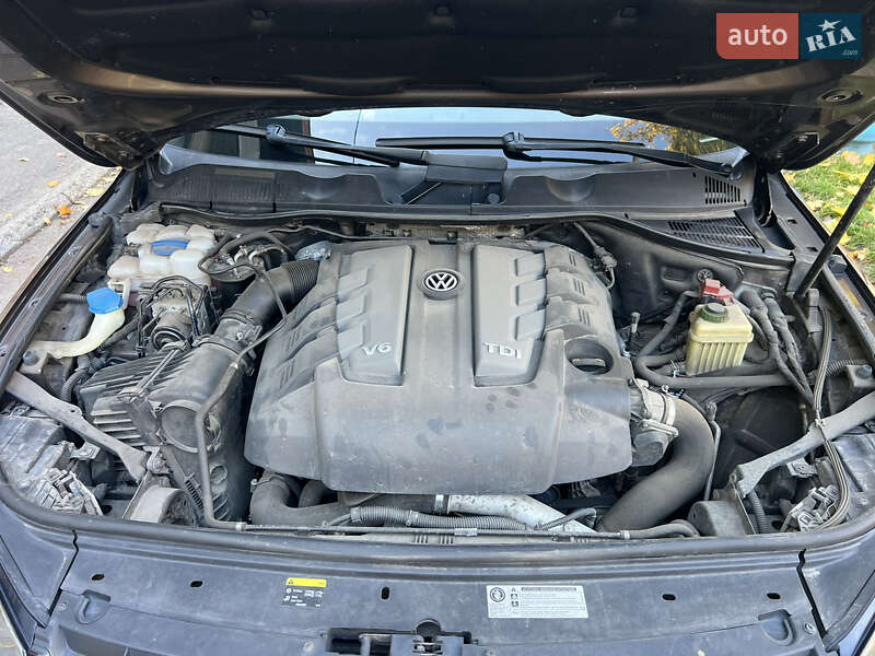 Внедорожник / Кроссовер Volkswagen Touareg 2012 в Харькове