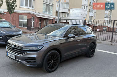 Внедорожник / Кроссовер Volkswagen Touareg 2018 в 