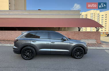 Внедорожник / Кроссовер Volkswagen Touareg 2018 в 