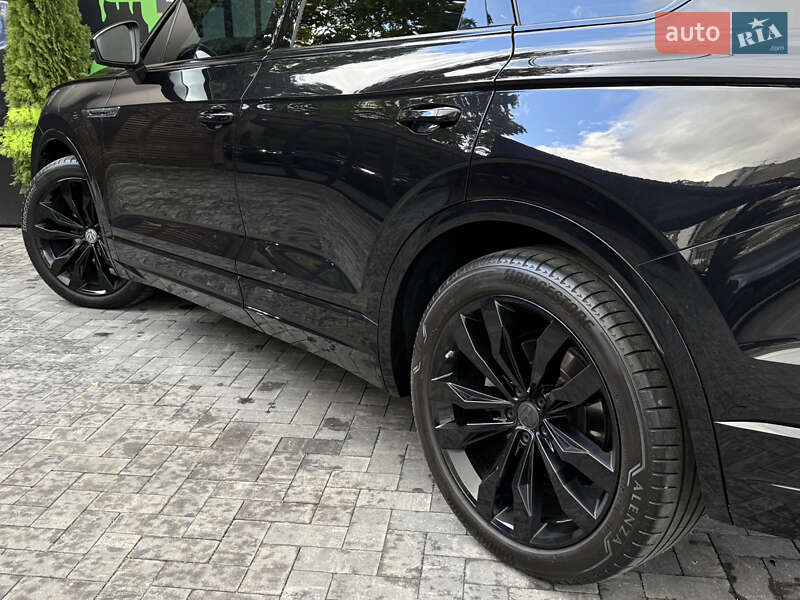 Внедорожник / Кроссовер Volkswagen Touareg 2020 в Киеве