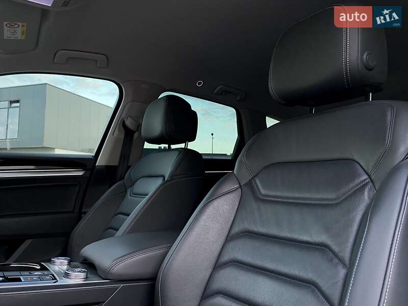 Позашляховик / Кросовер Volkswagen Touareg 2019 в Мукачевому