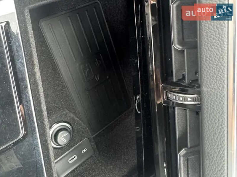 Позашляховик / Кросовер Volkswagen Touareg 2024 в Бучі