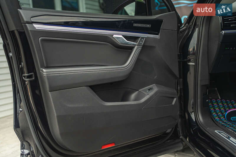 Позашляховик / Кросовер Volkswagen Touareg 2019 в Луцьку