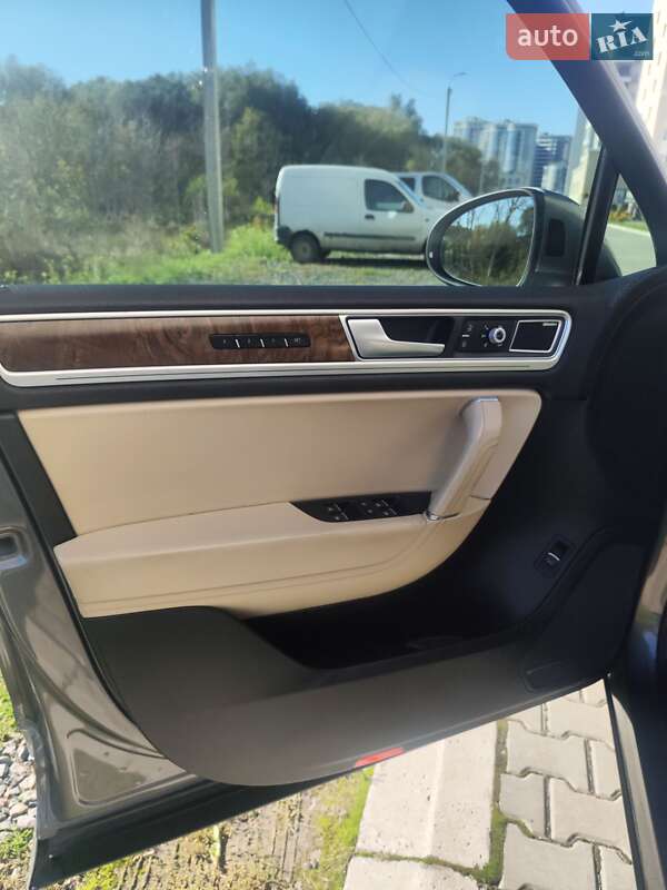 Внедорожник / Кроссовер Volkswagen Touareg 2016 в Хмельницком